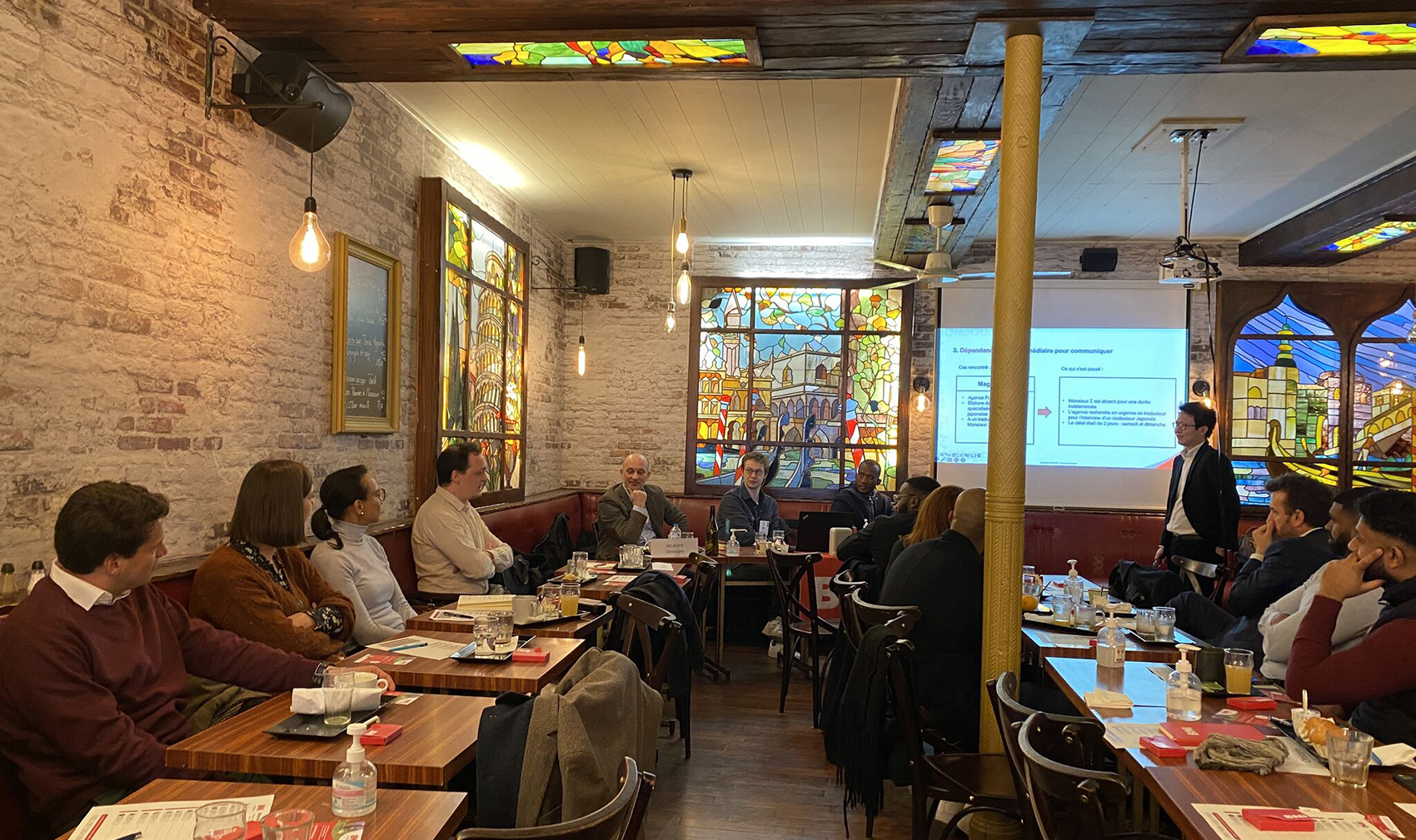 AL Paris - A propos Participants à une soirée d'échange culturel à l'Ambassade des Langues, découvrant des traditions, des langues et des cuisines du monde entier.